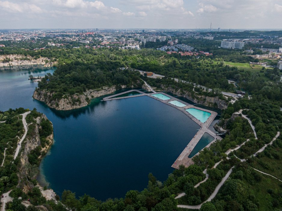 Druhou přezdívvku polské Maledivy si vysloužil vodní ráj Zakrzówek rovněž nedaleko Krakova. Stejně jako Gródek nabízí vstup zdarma a kromě zatopeného lomu je zde i veřejné koupaliště pro tisíc osob