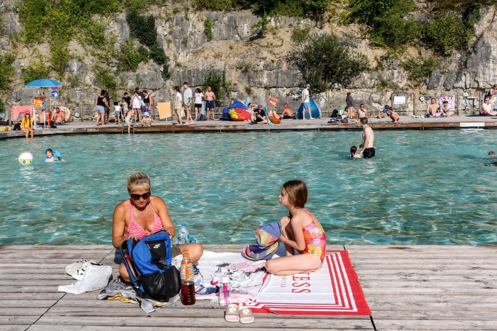 Druhou přezdívvku polské Maledivy si vysloužil vodní ráj Zakrzówek rovněž nedaleko Krakova. Stejně jako Gródek nabízí vstup zdarma a kromě zatopeného lomu je zde i veřejné koupaliště pro tisíc osob