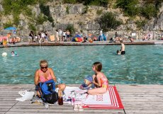 Druhou přezdívvku polské Maledivy si vysloužil vodní ráj Zakrzówek rovněž nedaleko Krakova. Stejně jako Gródek nabízí vstup zdarma a kromě zatopeného lomu je zde i veřejné koupaliště pro tisíc osob