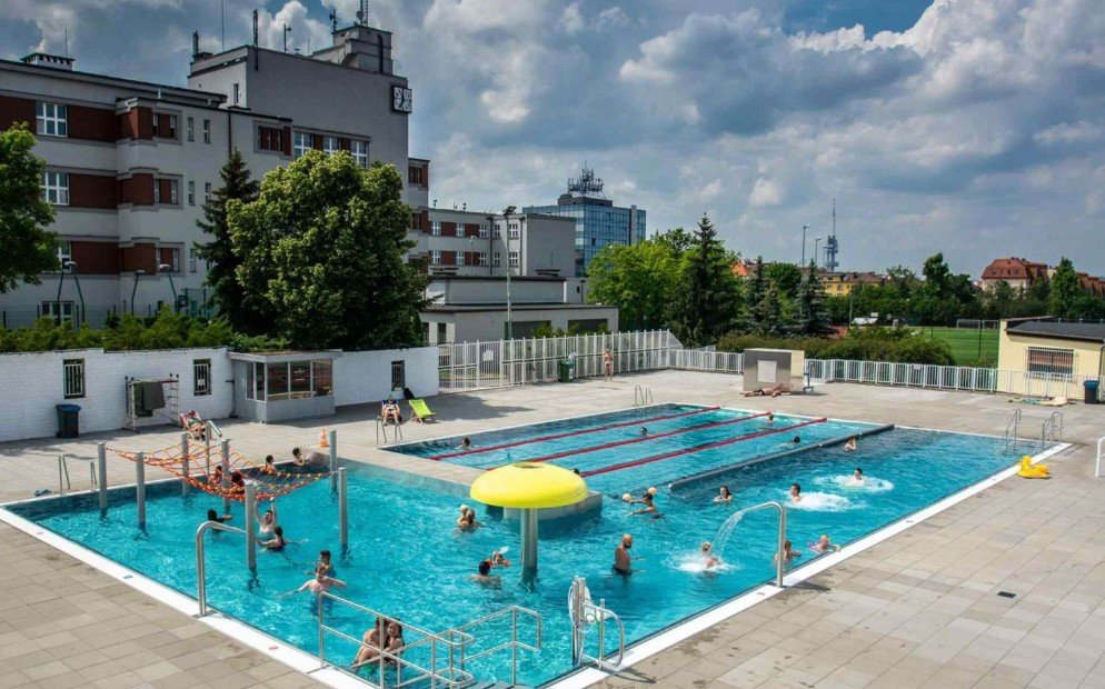 Areál Pražačka - dospělí 220 Kč, snížené vstupné 180 Kč, Rodina 2+2 530 Kč. 