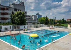 Areál Pražačka - dospělí 220 Kč, snížené vstupné 180 Kč, Rodina 2+2 530 Kč. 