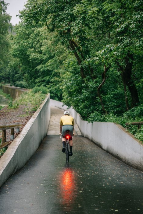 Cyklostezka se zrodila z odkrytého a vyčištěného původního přívodního kanálu k významné hydroelektrárně. Trasa vede podél Vltavy, skrz přírodní rezervaci Čertova stěna.