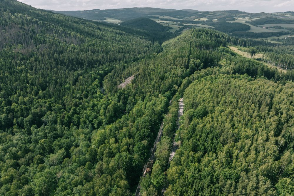 Cyklostezka se zrodila z odkrytého a vyčištěného původního přívodního kanálu k významné hydroelektrárně. Trasa vede podél Vltavy, skrz přírodní rezervaci Čertova stěna.