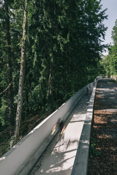 Cyklostezka se zrodila z odkrytého a vyčištěného původního přívodního kanálu k významné hydroelektrárně. Trasa vede podél Vltavy, skrz přírodní rezervaci Čertova stěna.