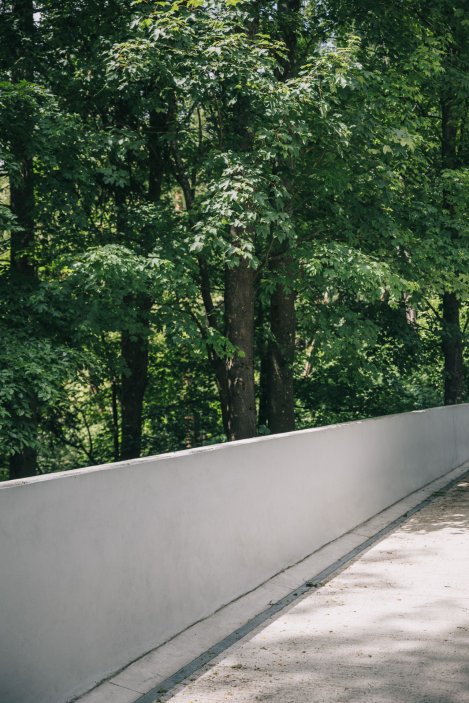 Cyklostezka se zrodila z odkrytého a vyčištěného původního přívodního kanálu k významné hydroelektrárně. Trasa vede podél Vltavy, skrz přírodní rezervaci Čertova stěna.
