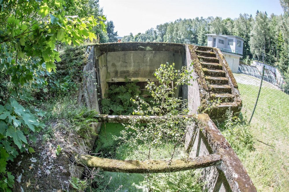 Cyklostezka se zrodila z odkrytého a vyčištěného původního přívodního kanálu k významné hydroelektrárně. Trasa vede podél Vltavy, skrz přírodní rezervaci Čertova stěna.