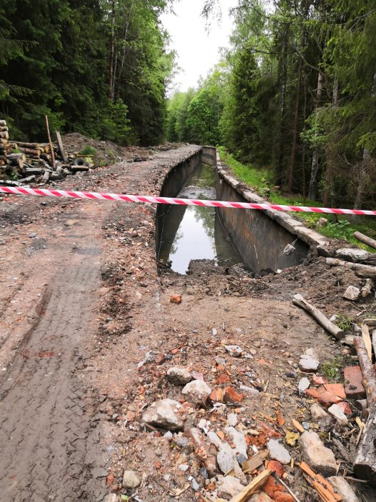 Cyklostezka se zrodila z odkrytého a vyčištěného původního přívodního kanálu k významné hydroelektrárně. Trasa vede podél Vltavy, skrz přírodní rezervaci Čertova stěna.