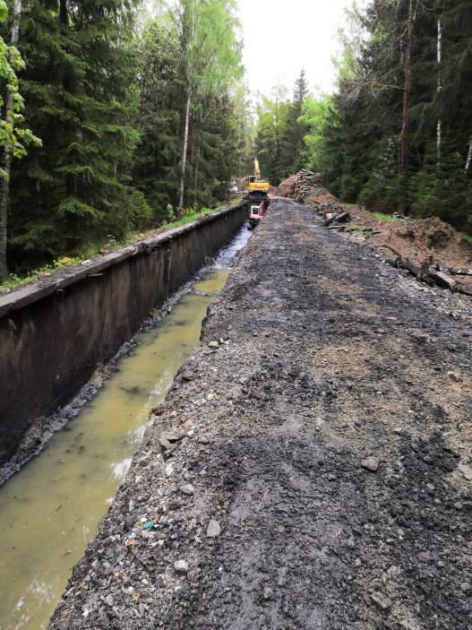 Cyklostezka se zrodila z odkrytého a vyčištěného původního přívodního kanálu k významné hydroelektrárně. Trasa vede podél Vltavy, skrz přírodní rezervaci Čertova stěna.