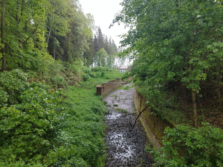 Cyklostezka se zrodila z odkrytého a vyčištěného původního přívodního kanálu k významné hydroelektrárně. Trasa vede podél Vltavy, skrz přírodní rezervaci Čertova stěna.