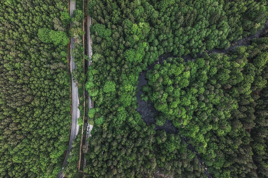 Cyklostezka se zrodila z odkrytého a vyčištěného původního přívodního kanálu k významné hydroelektrárně. Trasa vede podél Vltavy, skrz přírodní rezervaci Čertova stěna.