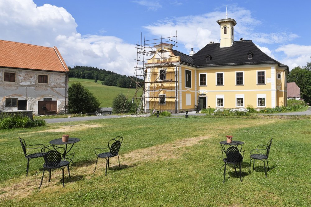 Zchátralý renesančně barokní zámek v Nemilkově na Klatovsku