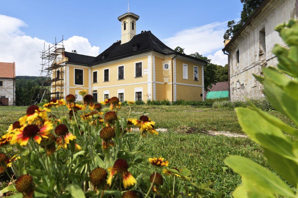Zchátralý renesančně barokní zámek v Nemilkově na Klatovsku