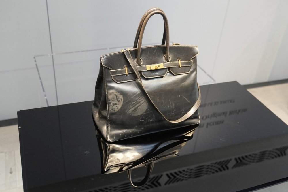 První kabelka Birkin od Hermès byla vydražena v Paříži za 8,6 milionu eur