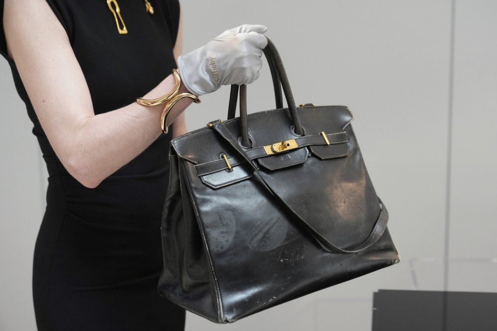 První kabelka Birkin od Hermès byla vydražena v Paříži za 8,6 milionu eur