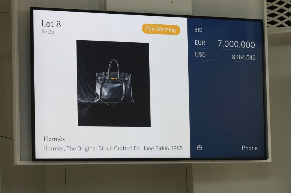 První kabelka Birkin od Hermès byla vydražena v Paříži za 8,6 milionu eur