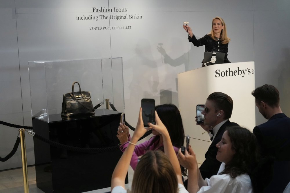 První kabelka Birkin od Hermès byla vydražena v Paříži za 8,6 milionu eur