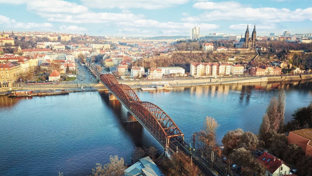 Nadační fond pro záchranu Vyšehradského železničního mostu dnes představil komplexní projekt, podle kterého lze Vyšehradský most efektivně rekonstruovat a dostavět k němu subtilní třetí kolej.