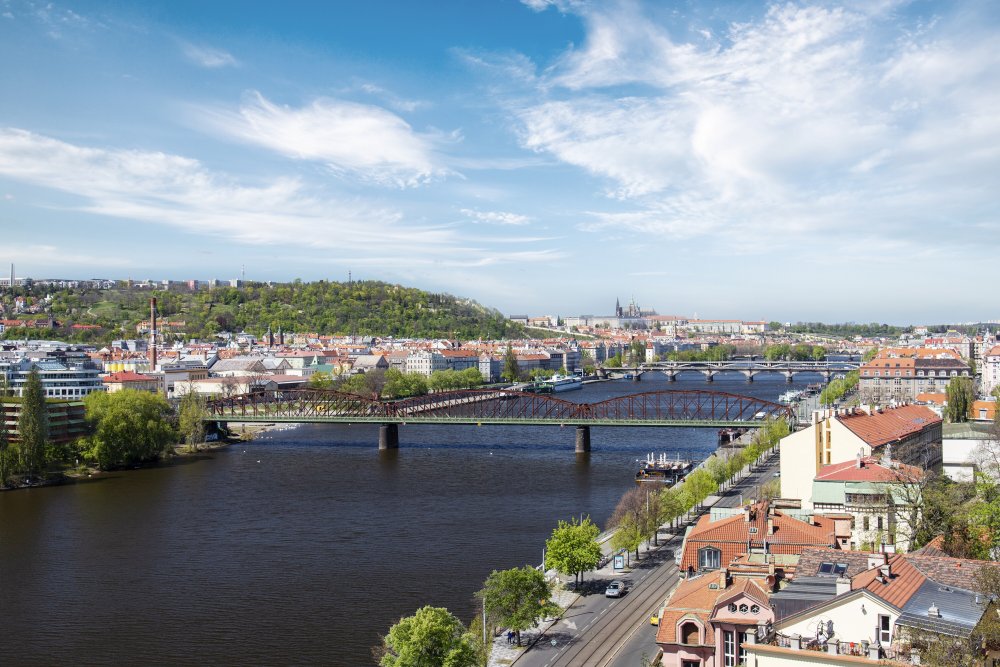 Nadační fond pro záchranu Vyšehradského železničního mostu dnes představil komplexní projekt, podle kterého lze Vyšehradský most efektivně rekonstruovat a dostavět k němu subtilní třetí kolej.