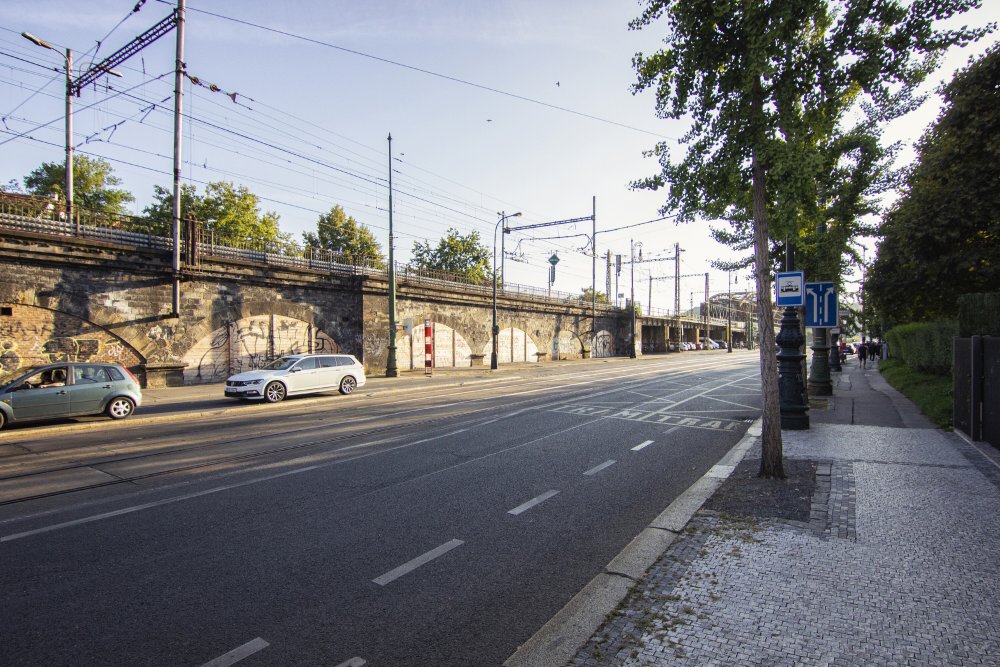 Nadační fond pro záchranu Vyšehradského železničního mostu dnes představil komplexní projekt, podle kterého lze Vyšehradský most efektivně rekonstruovat a dostavět k němu subtilní třetí kolej.