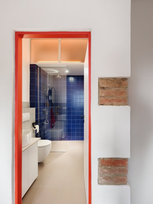 NOOX představuje nový koncept bydlení, který přehodnocuje status quo městského developmentu. Namísto tradičního rozdělení na luxusní a nízkonákladové bydlení nabízí třetí cestu: cenově efektivní typologii, která si zachovává architektonickou integritu, prostorovou bohatost a silné napojení na místní kontext.