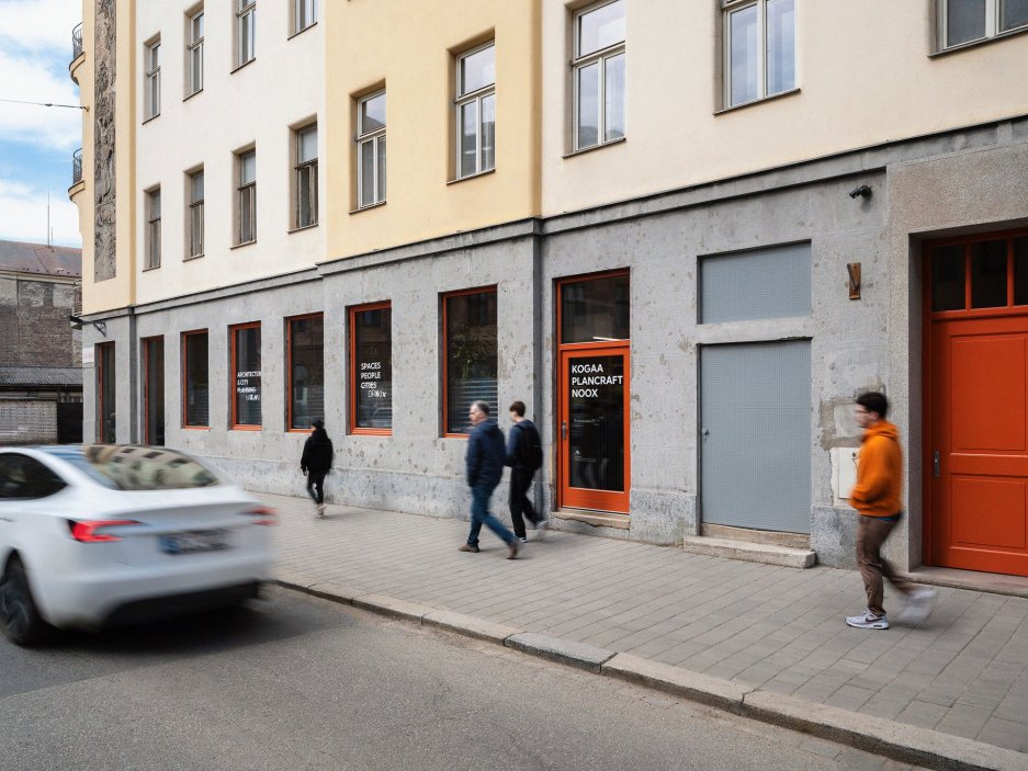 NOOX představuje nový koncept bydlení, který přehodnocuje status quo městského developmentu. Namísto tradičního rozdělení na luxusní a nízkonákladové bydlení nabízí třetí cestu: cenově efektivní typologii, která si zachovává architektonickou integritu, prostorovou bohatost a silné napojení na místní kontext.
