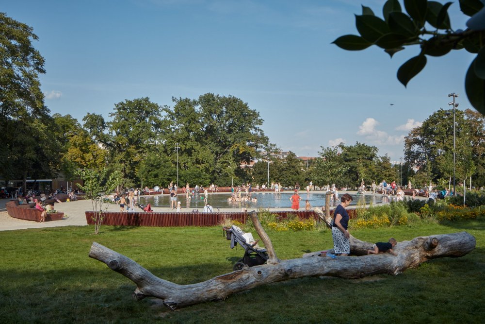 Výraznou dominantou je plocha uprostřed, která přináší do Brna nový veřejný prostor – urban arénu.