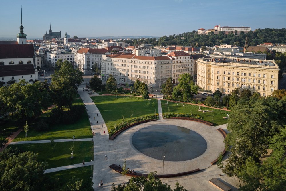 Výraznou dominantou je plocha uprostřed, která přináší do Brna nový veřejný prostor – urban arénu.