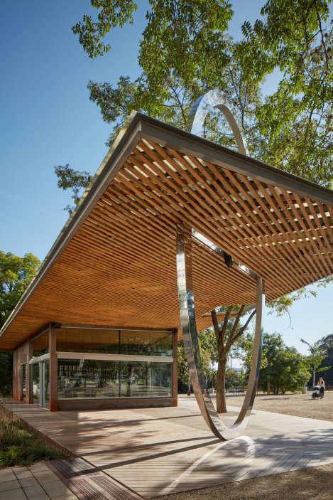 Výraznou dominantou je plocha uprostřed, která přináší do Brna nový veřejný prostor – urban arénu.