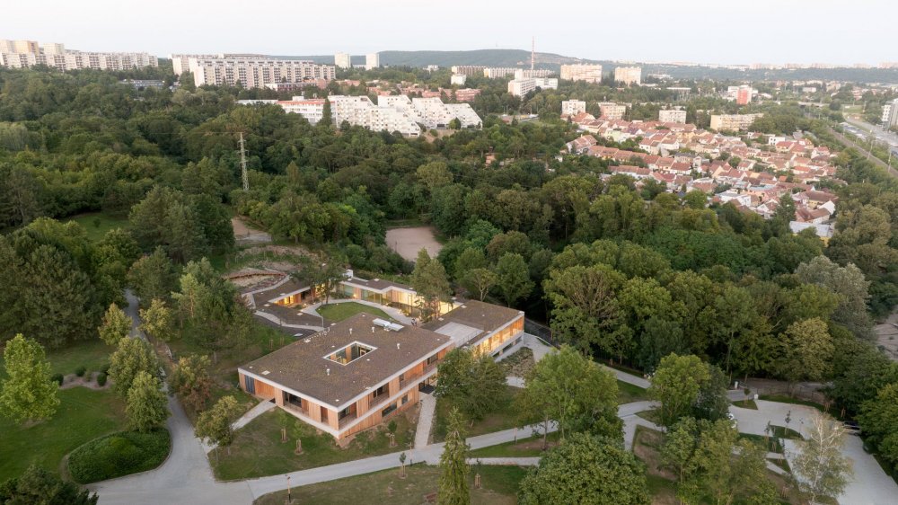První dětský hospic v České republice. S paliativní a odlehčovací péčí, rehabilitacemi, terapií a komplexní podporou pro rodiny v těžké životní situaci. Je to útočiště, místo pro prožití těch nejtěžších chvil i nalezení klidu a vyrovnání se s osudem. Prostor pro úlevu, vzájemnou podporu i samotu, když ji nejvíc potřebujete. Taky místo pro chvíle normálního žití a radostného setkávání. Místo, které tu nebylo, a přitom je potřeba jako sůl.