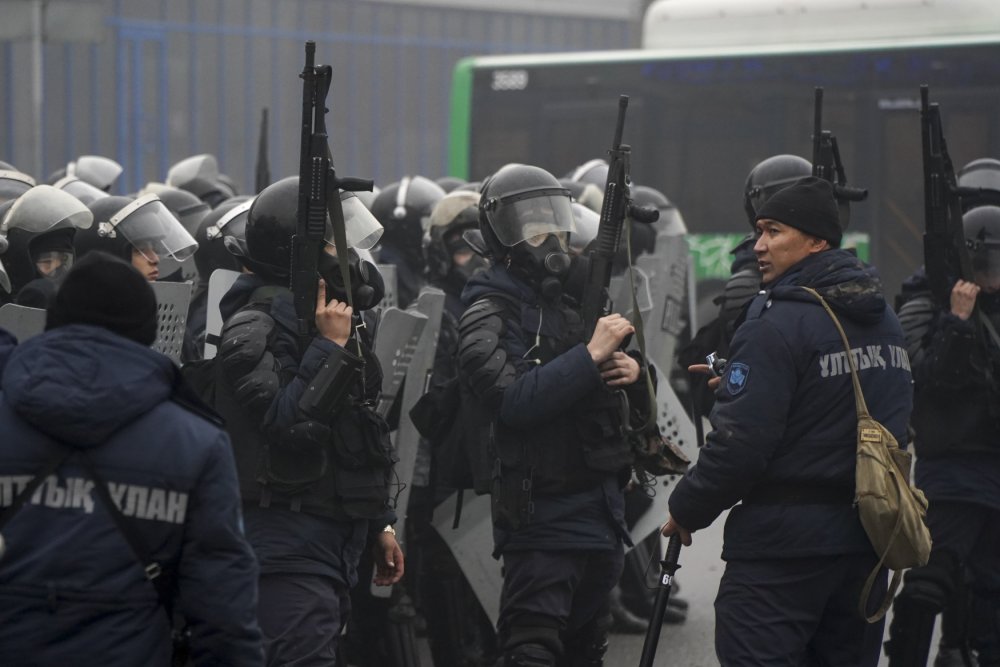 Kazachstánem zmítají nepokoje. Nejméně 12 policistů přišlo o život při potyčkách s demonstranty v největším kazašském městě Almaty, uvedla dnes agentura TASS s odvoláním na státní televizi. O případných obětech na straně demonstrujících kazašské úřady neinformují.