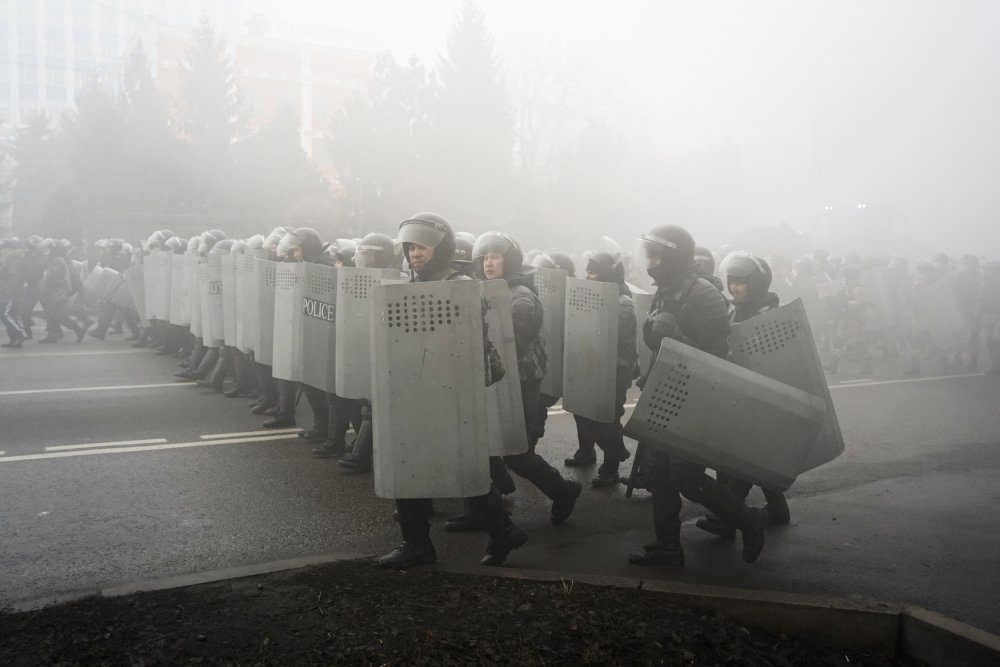 Kazachstánem zmítají nepokoje. Nejméně 12 policistů přišlo o život při potyčkách s demonstranty v největším kazašském městě Almaty, uvedla dnes agentura TASS s odvoláním na státní televizi. O případných obětech na straně demonstrujících kazašské úřady neinformují.