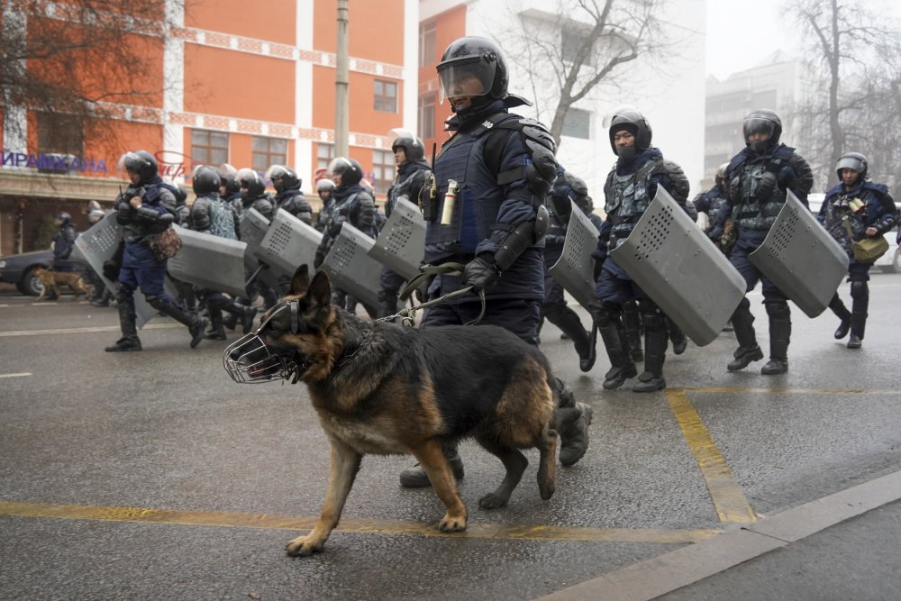 Kazachstánem zmítají nepokoje. Nejméně 12 policistů přišlo o život při potyčkách s demonstranty v největším kazašském městě Almaty, uvedla dnes agentura TASS s odvoláním na státní televizi. O případných obětech na straně demonstrujících kazašské úřady neinformují.