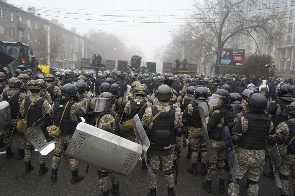 Kazachstánem zmítají nepokoje. Nejméně 12 policistů přišlo o život při potyčkách s demonstranty v největším kazašském městě Almaty, uvedla dnes agentura TASS s odvoláním na státní televizi. O případných obětech na straně demonstrujících kazašské úřady neinformují.