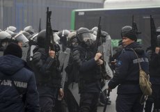 Kazachstánem zmítají nepokoje. Nejméně 12 policistů přišlo o život při potyčkách s demonstranty v největším kazašském městě Almaty, uvedla dnes agentura TASS s odvoláním na státní televizi. O případných obětech na straně demonstrujících kazašské úřady neinformují.