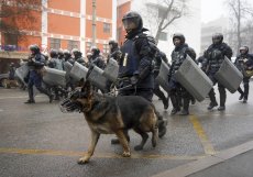 Kazachstánem zmítají nepokoje. Nejméně 12 policistů přišlo o život při potyčkách s demonstranty v největším kazašském městě Almaty, uvedla dnes agentura TASS s odvoláním na státní televizi. O případných obětech na straně demonstrujících kazašské úřady neinformují.