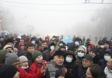 Kazachstánem zmítají nepokoje. Nejméně 12 policistů přišlo o život při potyčkách s demonstranty v největším kazašském městě Almaty, uvedla dnes agentura TASS s odvoláním na státní televizi. O případných obětech na straně demonstrujících kazašské úřady neinformují.