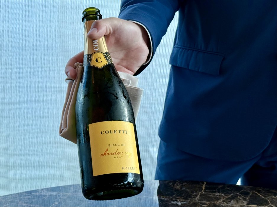Coletti Blanc de Chardonnay brut od vinařství Kolaric. Jemné bublinky na úvod degustačního večera.