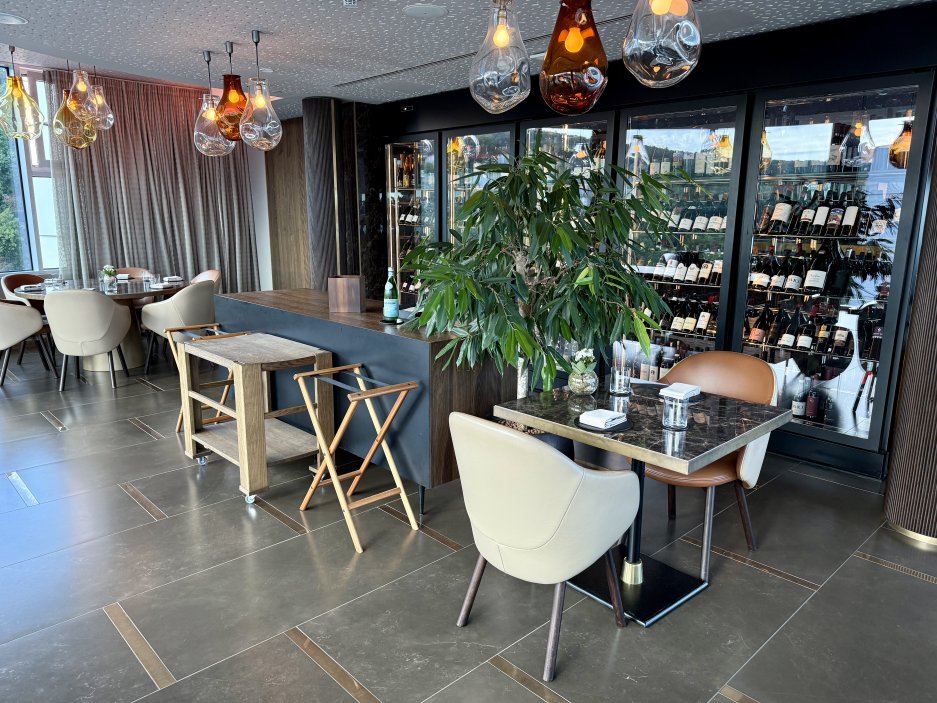 Elegantní interiér restaurace Nebo propojuje moře, sklo a vína.