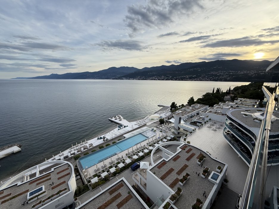 Pohled z nejvyššího patra hotelu Hilton Costabella