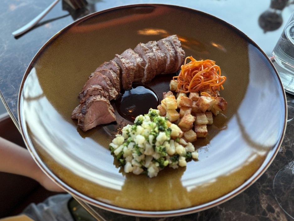 Pro děti kuchaři nachystali hovězí steak s bramborem a zeleninou.