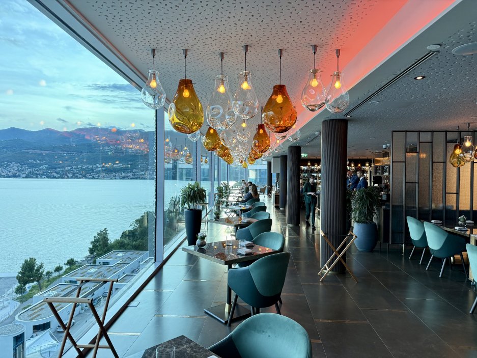 Skleněné instalace v interiéru restaurace Nebo odrážejí západ slunce 