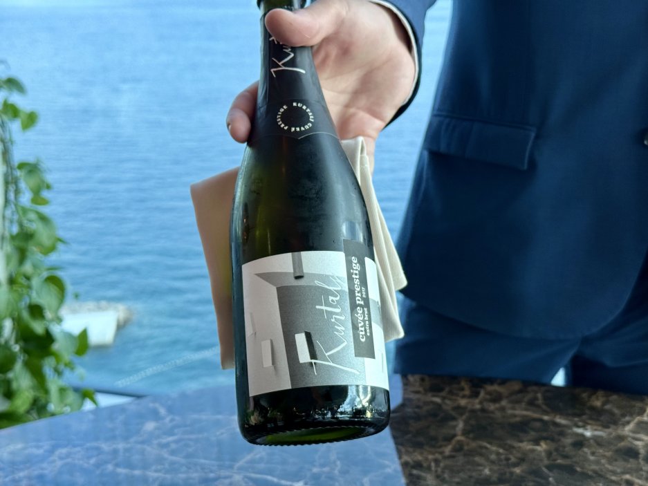 Sklenka lokálního sektu Kurtalj Cuvee Prestige 