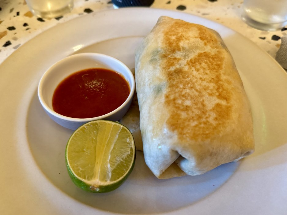 Burrito na talíři s limetkou a omáčkou je to, co dostanete za  slevový kredit místo snídaně v bufetu. Jedno si musí rozdělit celá rodina