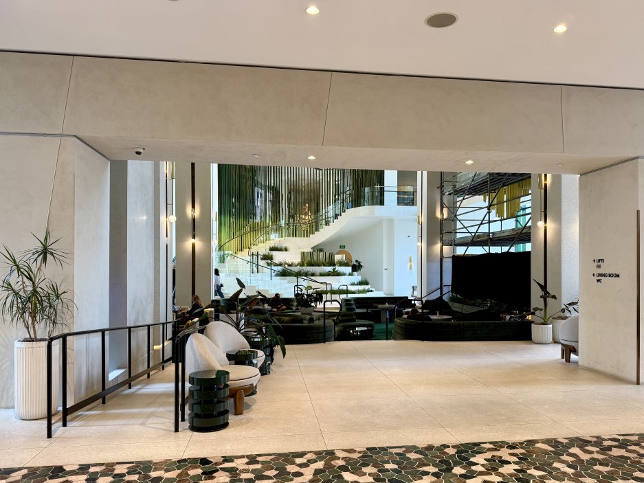 Lobby s pohledem na monumentální schodiště