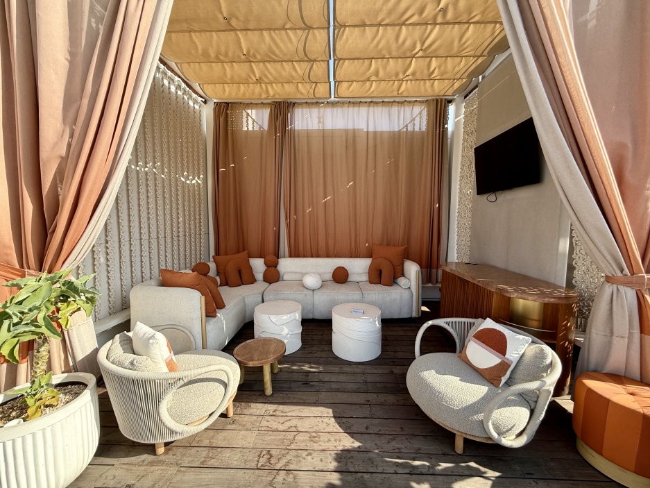 Privátní cabana u bazénu působí stylově, ale víc jako kulisa na Instagram než prostor pro odpočinek