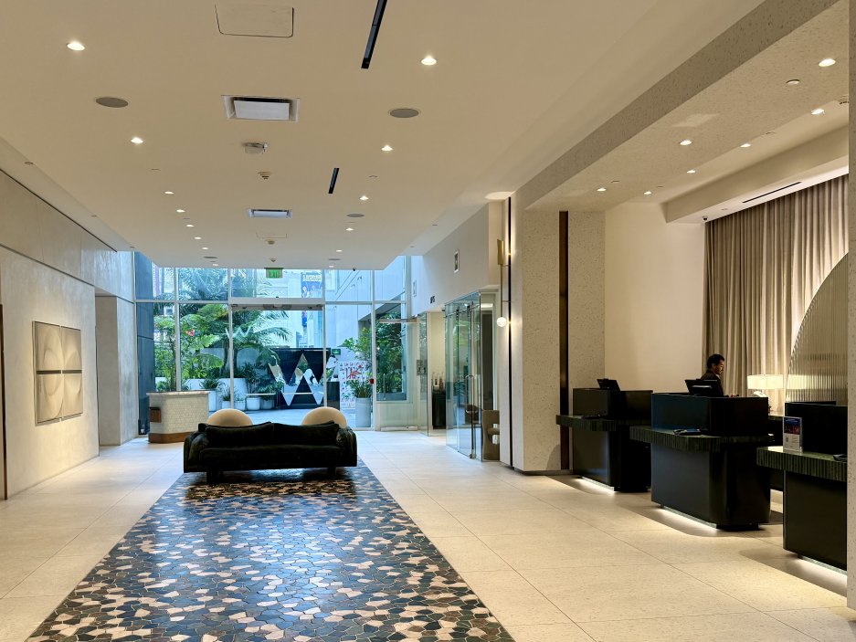 Recepce hotelu je decentní a minimalistická