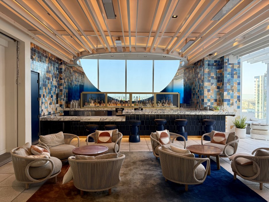 Skybar v horním patře láká designem