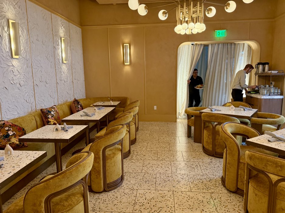 Snídaňový prostor v hotelu působí elegantně. Při místních cenách vice stolu netřeba