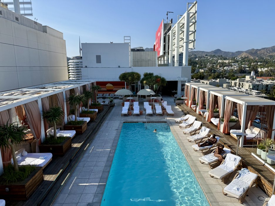 Střešní bazén s výhledem na Hollywood je vizuální highlight hotelu