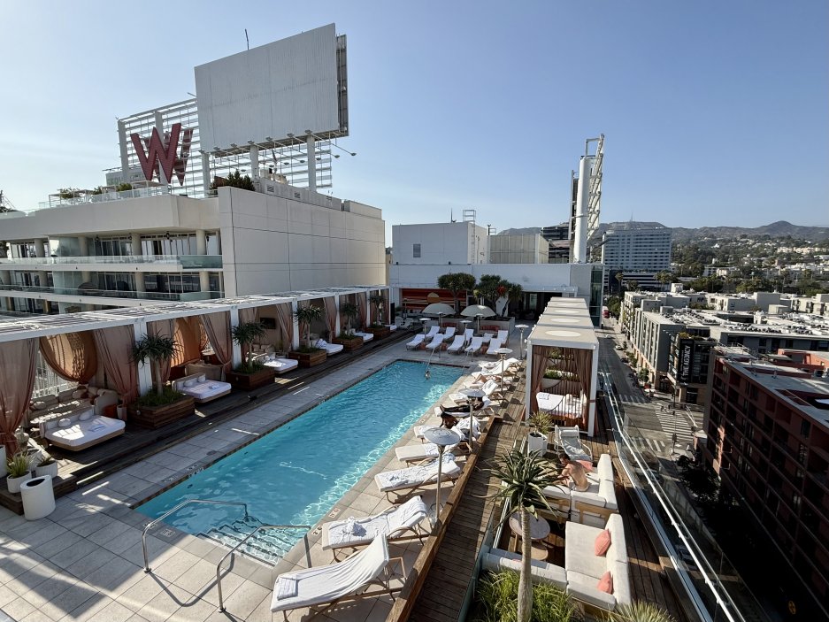 Střešní bazén s výhledem na Hollywood je vizuální highlight hotelu